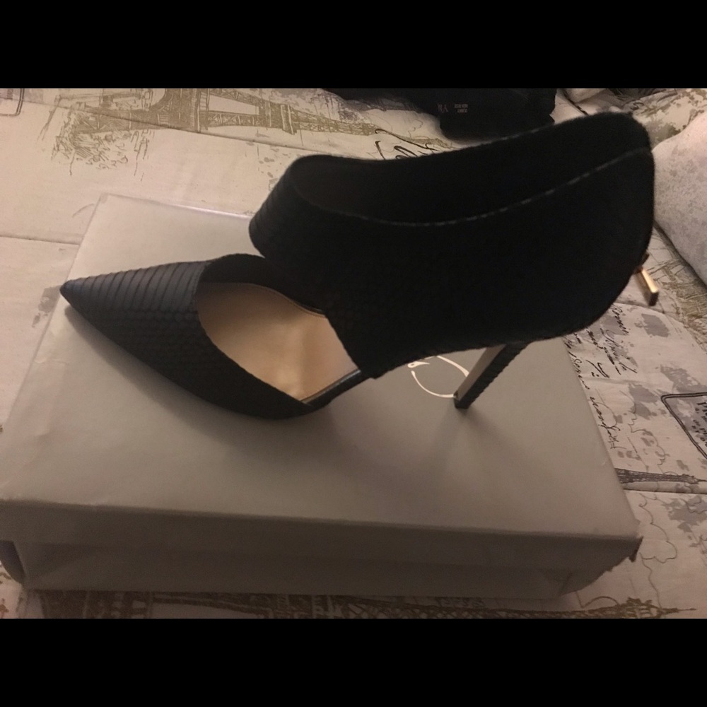 Pumps/Heels - Picture 3 of 5